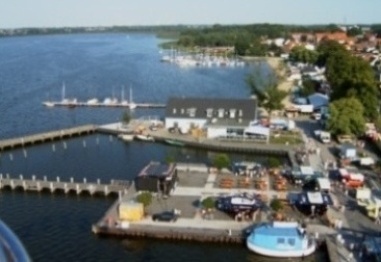 Blick auf den Ribnitzer Hafen und die Ribnitzer See - einem Teil der Boddenkette Fischland-Da-Zingst.