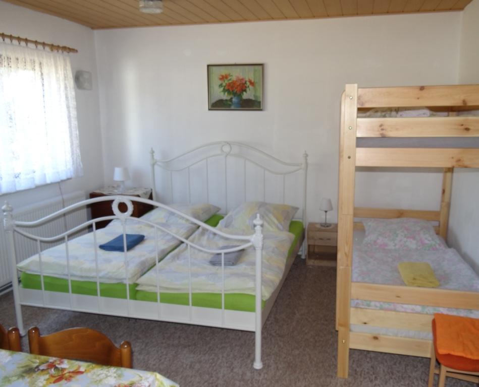 Ferienhof-Gästehauszimmer Romantik mit einem Doppelbett und einem Etagenbett, insgesamt sind in dieser Ferienwohnung ebenso wie in den zwei weiteren Ferienwohnungen vier Bettenplätze vorhanden.