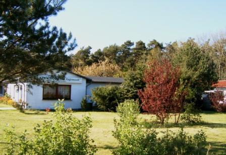 Sdseite des  Ferienhof-Gstehauses Am Kiefernwald im Ortsteil Borg der Bernsteinstadt Ribnitz-Damgarten. Von hier aus sind es bis zur Ostsee und zur Halbinsel Fischland nur wenige Kilometer. Seit dem Jahre 2001 fhrt sogar ein Radweg am Ferienhof-Gstehaus vorbei, der in das Ostseeradwegenetz integriert ist.