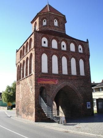 Das Rostocker Tor in Ribnitz-Damgarten ist ein historisches Bauwerk aus dem 13.Jahrhundert. Es war ursprnglich Teil einer mittelalterlichen slawischen Burganlage unter anderem mit einer Stadtmauer und  5 Trmen. Foto: Eckart Kreitlow