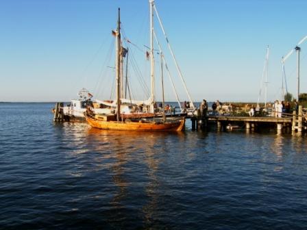 Zeesboot im Hafen Bodstedt am Bodden nahe der Ostsee, dem Darß und der Halbinsel Fischland. Typisch für eine Zeese ist das rot gefärbte Segel! Foto: Eckart Kreitlow