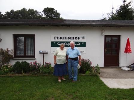 Das Senioren - Ehepaar Helga und Hans Belke aus Bernburg verlebte im Jahre 2011 bereits zum zehnten Male seinen Urlaub im Ferienhof-Gästehaus Am Kiefernwald in Ribnitz-Damgarten, worüber wir uns natürlich sehr freuten. Foto: Eckart Kreitlow